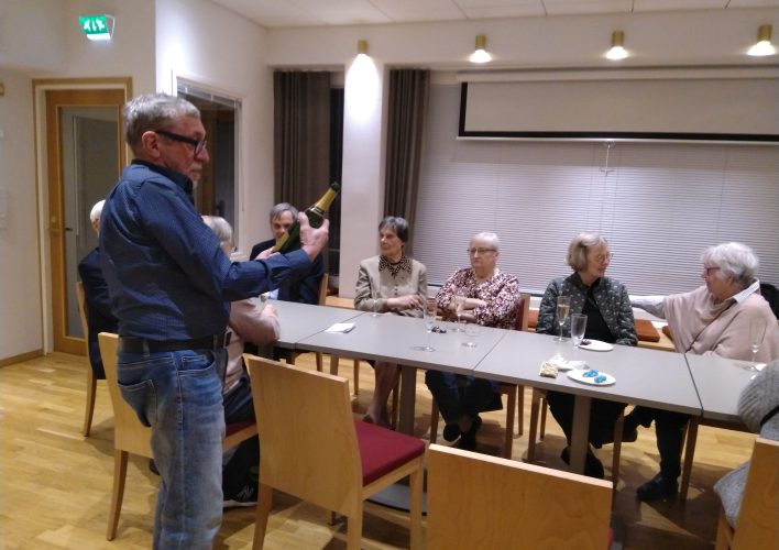 Skumvinsservering 2 Image